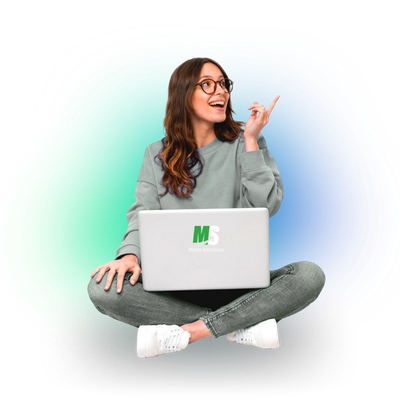 Femme souriante confirmant son inscription réussie chez Meta Services