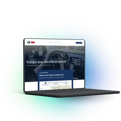Ordinateur portable affichant une interface moderne de site de réservation de VTC et taxi